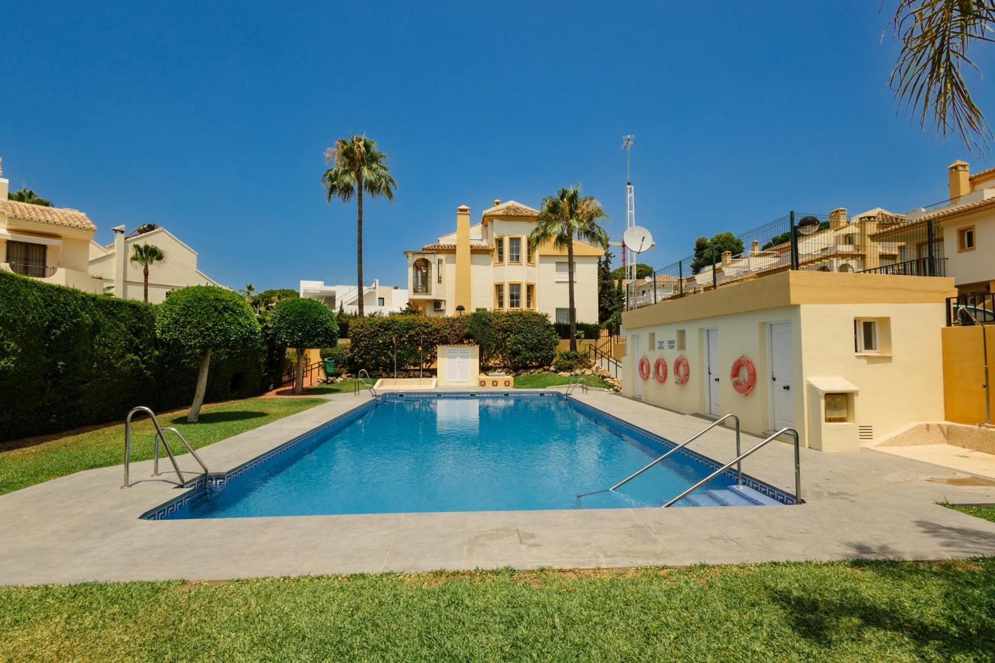 Beautiful Townhouse Walking Distance To The Beach In Costabella, Marbella Villa Exterior foto