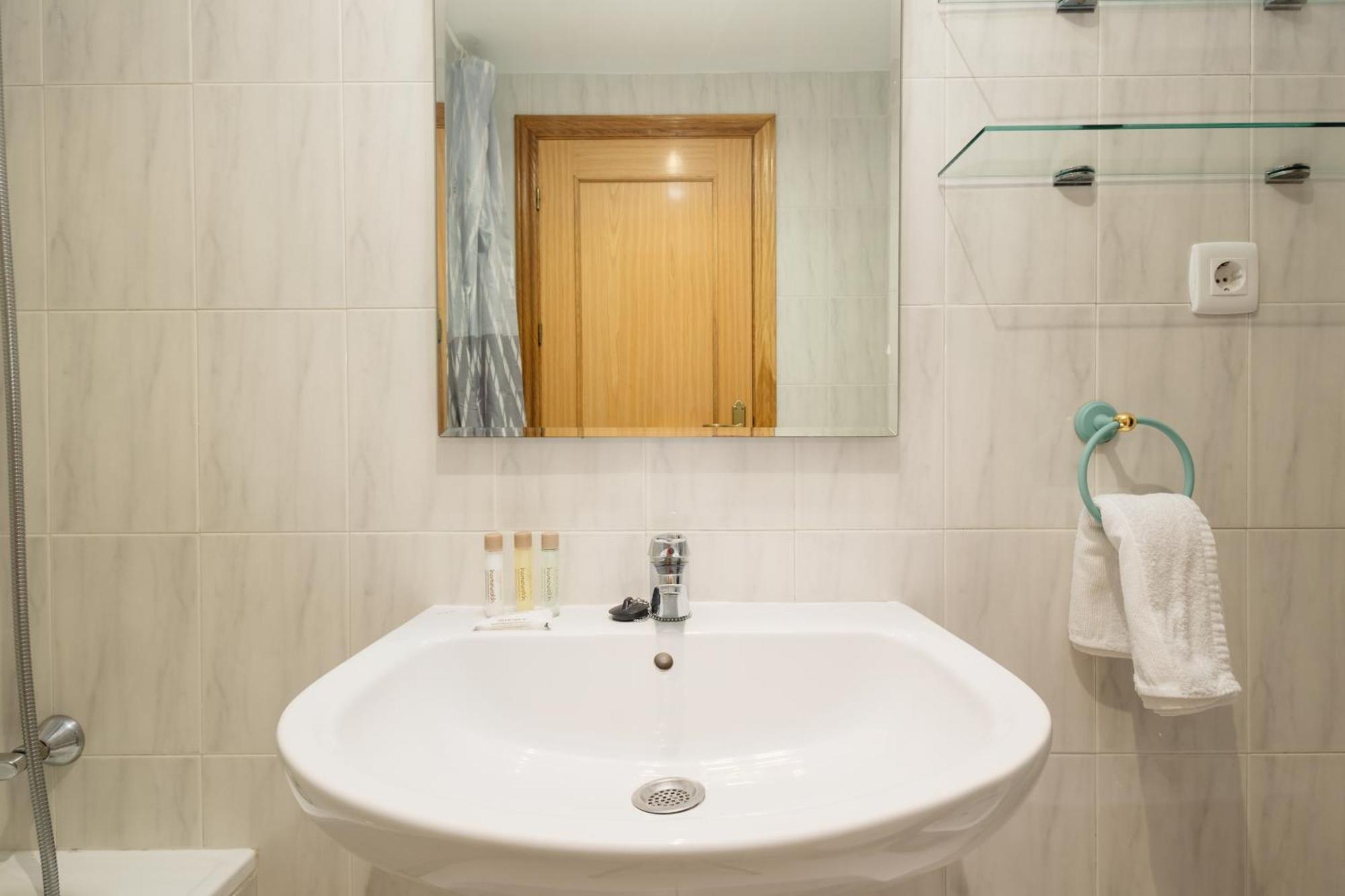 Beautiful Townhouse Walking Distance To The Beach In Costabella, Marbella Exterior foto